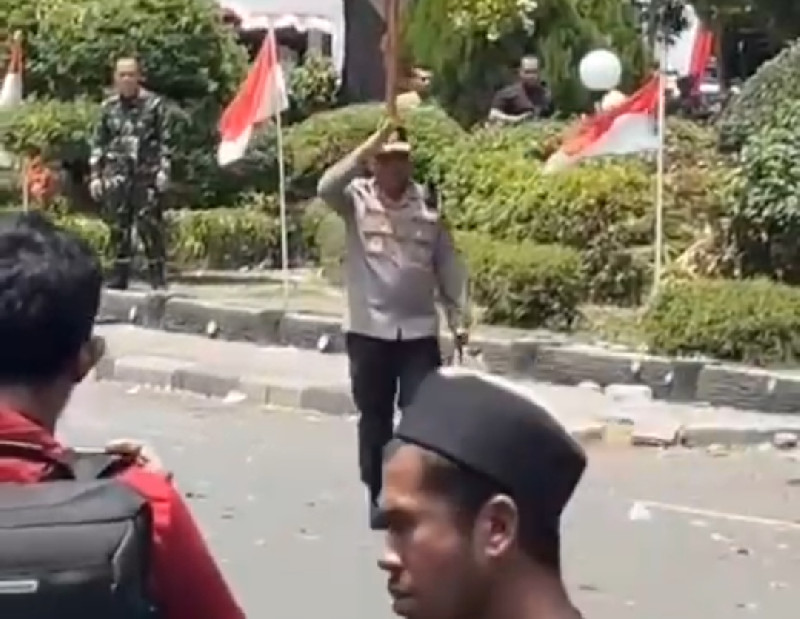 Kapolda Aceh Temui Massa Seorang Diri, Sejumlah Warga yang Diamankan Dibebaskan