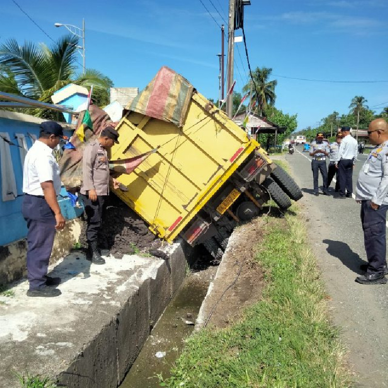 Mobil Colt Muatan Batu Bara Masuk Parit di Aceh Barat, Diduga Sopir Mengantuk