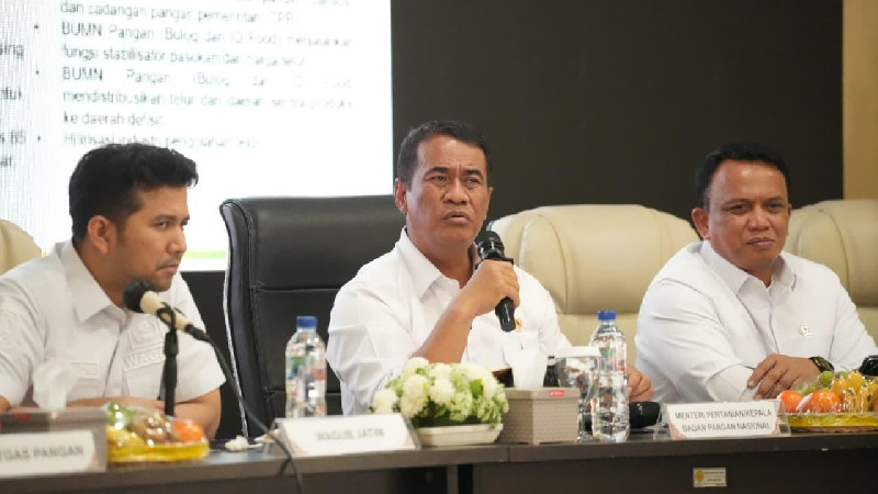 Mentan Amran Ancam Cabut Izin Importir Pakan yang Mainkan Harga