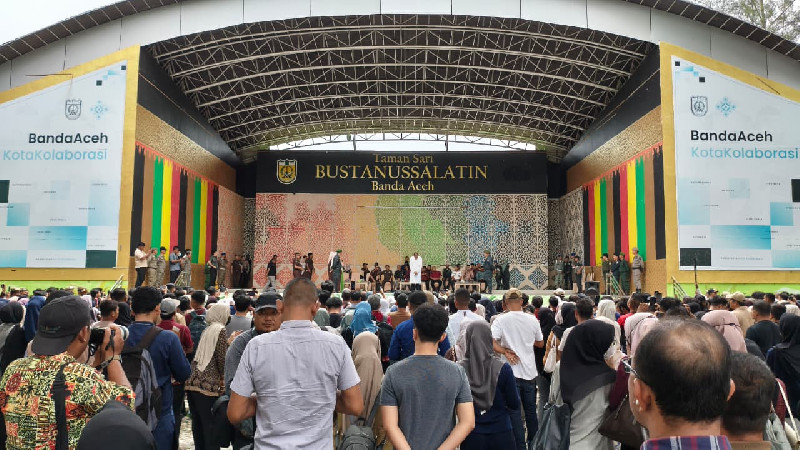 Ratusan Warga Saksikan Eksekusi Cambuk Ajudan Ketua DPRA Yusri di Taman Sari