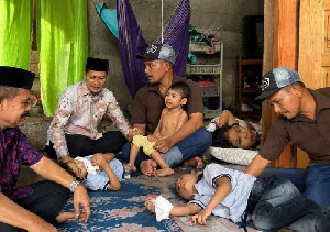 Bupati Aceh Selatan Bantu Keluarga dengan 3 Anak Disabilitas, Beri Becak Motor