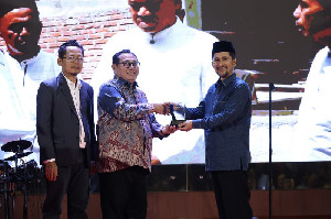 Dek Fadh Raih Penghargaan Tokoh Penguat Ekonomi Syariah Aceh
