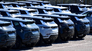 Jaguar Land Rover Pangkas 4.000 Pekerjaan, Tertekan Mobil China dan Kebijakan Tarif