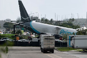Pesawat Kargo Amazon Air Tergelincir di Bandara Miami, 5 Orang Tewas