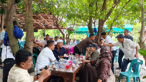 Peringatan Maulid Akbar dan Santunan Yatim, Tim Mualem-Dek Fadh Perkuat Silaturahmi