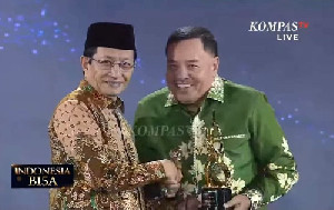 Peduli Pendidikan, Bupati Nagan Raya TRK Sabet Penghargaan Indonesia B15A Award