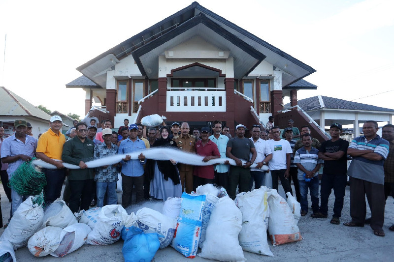 Bantu Nelayan Tradisional, Wali Kota Banda Aceh Salurkan 840 Set Jaring Ikan