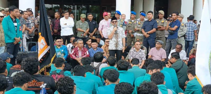 &lrm;Datangi Kantor Gubernur, Ratusan Mahasiswa USK Desak Pemerintah Aceh Percepat Rehab Rekon Pascabencana