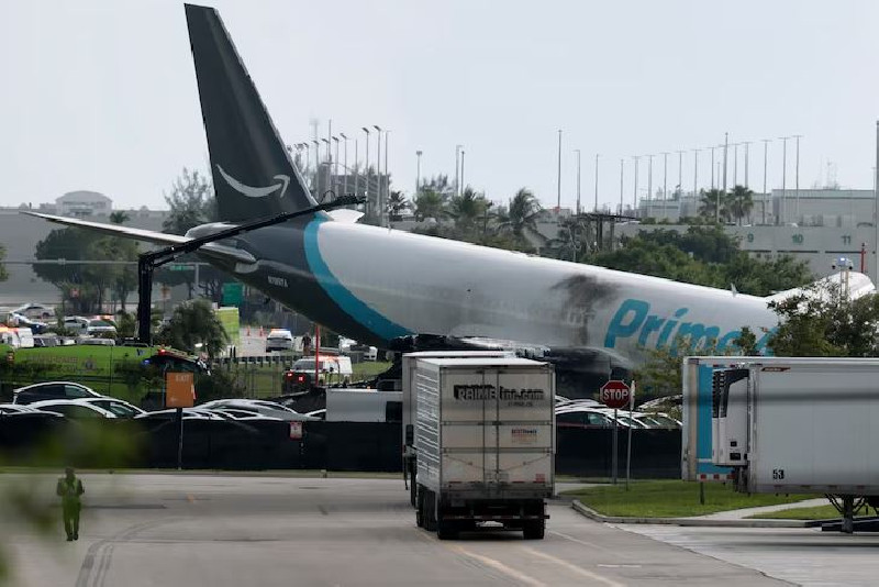 Pesawat Kargo Amazon Air Tergelincir di Bandara Miami, 5 Orang Tewas