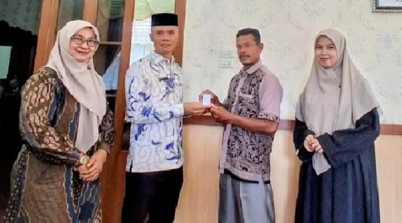 Ahli Waris Teungku Peukan Terima Bungong Jaroe Emas dari Pemkab Abdya