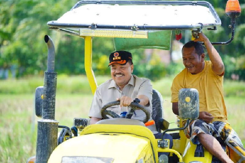 Pemkab Nagan Raya Terima Lima Traktor dari Kementan, Dongkrak Produksi Padi