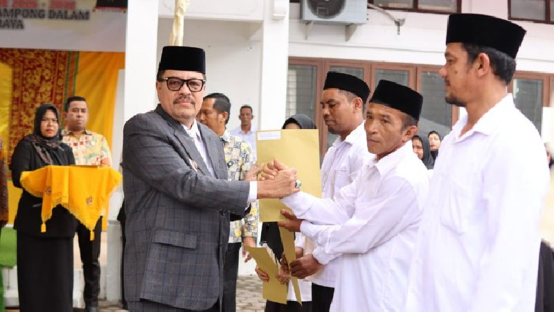 Bupati TRK Lantik 125 Tuha Peut Gampong, Minta Perkuat Sinergi dengan Keuchik