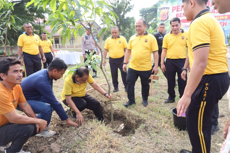 Kapolda Aceh Bersama Masyarakat Tanam Pohon untuk Wujudkan Program Green Policing