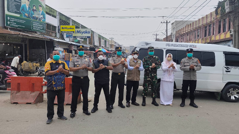 Polsek Tanah Jambo Aye Bagikan Masker dan Imbau Warga Waspadai Kabut Asap