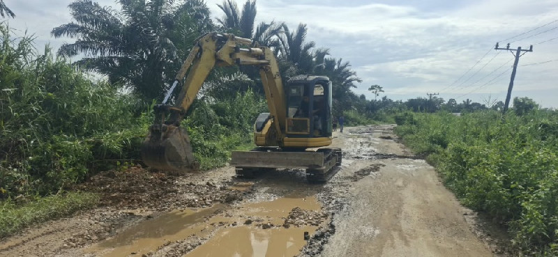 Jalan Rusak Parah di Aceh Utara Ditangani Alat Berat, Warga Tunggu Perbaikan Permanen