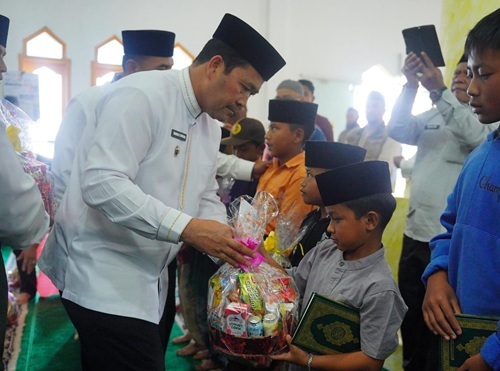 Bupati Ajak Jamaah Masjid Santuni Anak Yatim dan Kaum Dhuafa