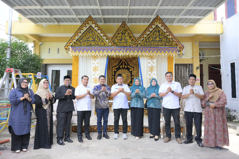 Bantu Warga Kurangi Biaya Pernikahan, Wakil Ketua DPRK Banda Aceh Bantu Perangkat Pelaminan