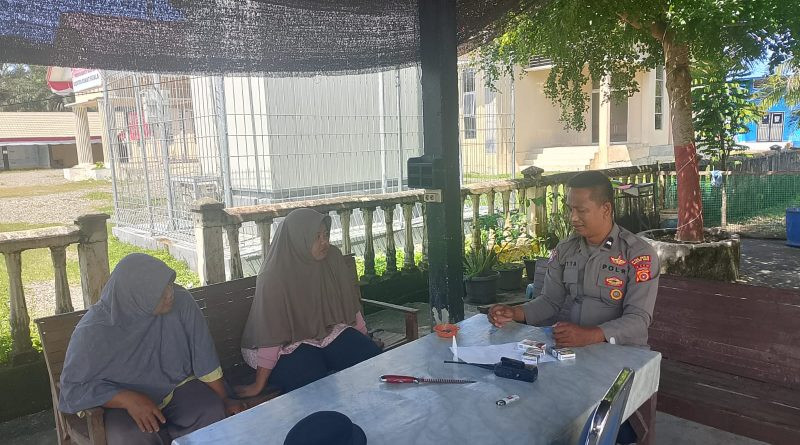 Bhabinkamtibmas Polsek Kuala Bantu Warga Daftar Bansos melalui Portal Perlinsos