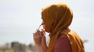 Murid Menangis Peluk Guru Berhijab, Aturan Baru Azerbaijan Picu Gelombang Protes