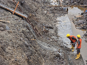 Puluhan Pekerja Bertahan di Tengah Hujan Pulihkan Akses Wih Delung Semayun