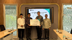 Dukung Layanan Informasi, BSI Serahkan TV LED ke Kemenag Aceh