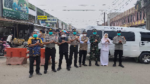 Polsek Tanah Jambo Aye Bagikan Masker dan Imbau Warga Waspadai Kabut Asap