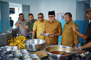 Bupati TRK Tinjau SPPG di Parom, Pastikan Pelayanan MBG Berjalan Sesuai SOP