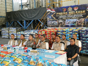 Polri Bongkar 525 Ton Beras Fortifikasi Tak Sesuai Label