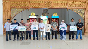 Bupati Safwandi Serahkan CSR Bank Aceh, Ada Bantuan untuk Masjid dan Guru Dayah