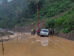 Longsor Tutup Jalan di Toweren, Banjir Genangi Rumah Warga Bamil Nosar