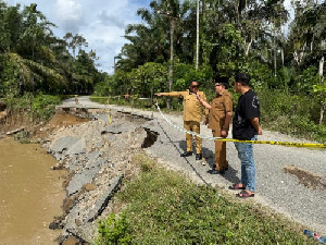 Jalan Amblas akibat Erosi Krueng Lamie, Bupati Nagan Raya Siapkan Jalur Darurat