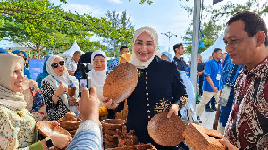 Kak Na Kunjungi Stan Dekranasda Sabang di Pelantikan Pengurus Gekrafs Aceh