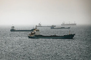 Iran Klaim 7 Kapal Tanker Diserang di Selat Hormuz, AS Bantah soal Ranjau