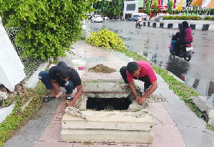 6 Manhole Rusak di Trotoar Jalan Daud Beureueh, PUPR Banda Aceh Lakukan Perbaikan