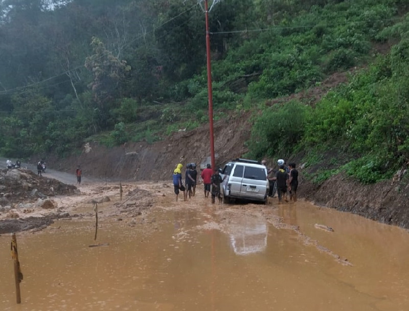 Longsor Tutup Jalan di Toweren, Banjir Genangi Rumah Warga Bamil Nosar