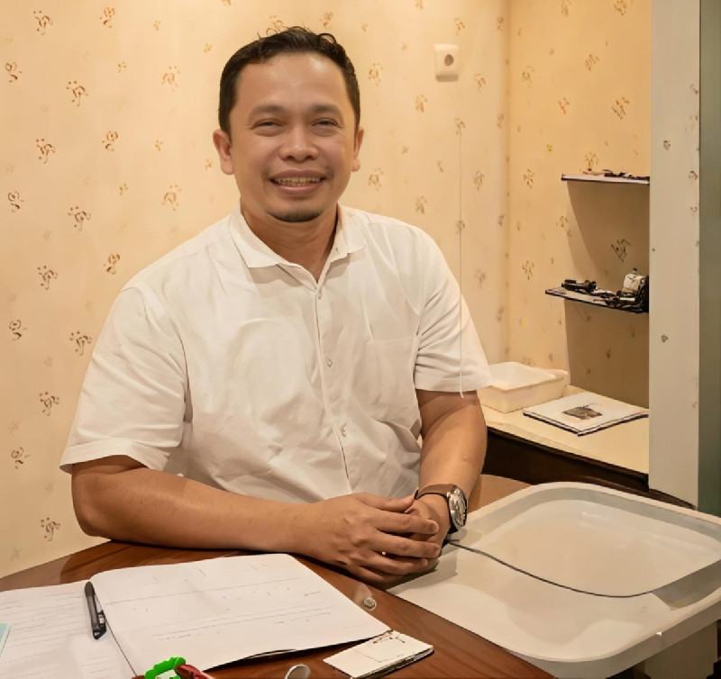 Kisah dr. Asroruddin, Merawat Mata dan Merangkai Kata