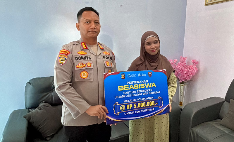 Dirbinmas Polda Aceh Serahkan Beasiswa Ustaz Adi Hidayat dan Sahabat untuk Hafiz Al-Qur&rsquo;an