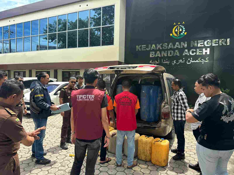 Pelaku Penimbun BBM Subsidi 600 Liter Diserahkan ke Kejari Banda Aceh
