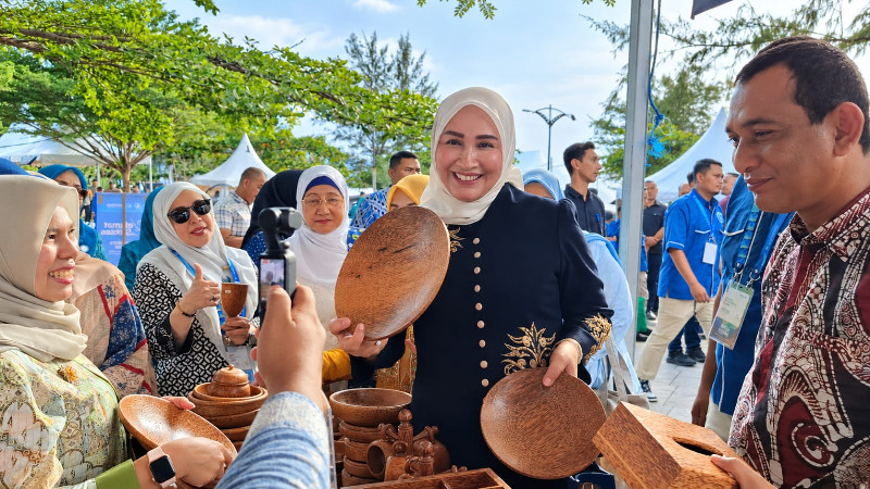 Kak Na Kunjungi Stan Dekranasda Sabang di Pelantikan Pengurus Gekrafs Aceh