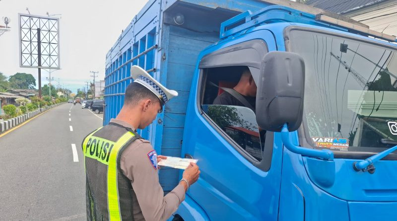 Polres Aceh Selatan Beri Teguran kepada Dua Pengendara saat Patuh Simpatik