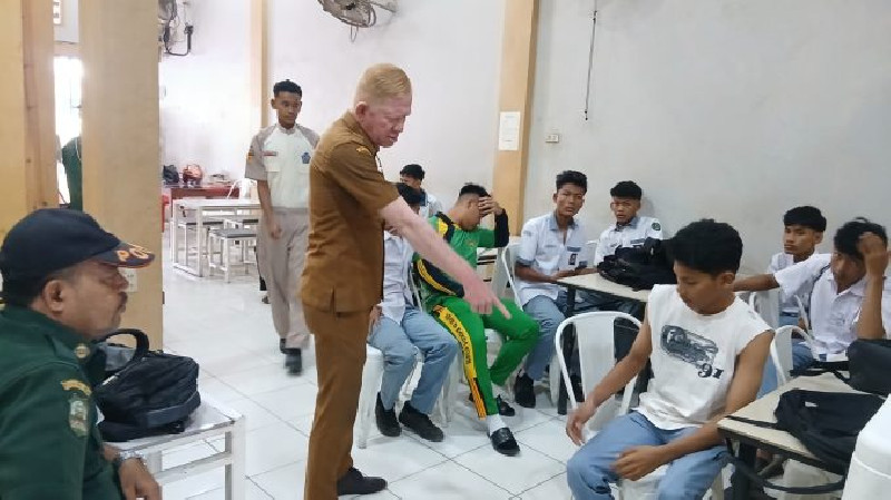 Satpol PP WH Lueng Bata Tertibkan Pelajar yang Nongkrong Saat Jam Belajar